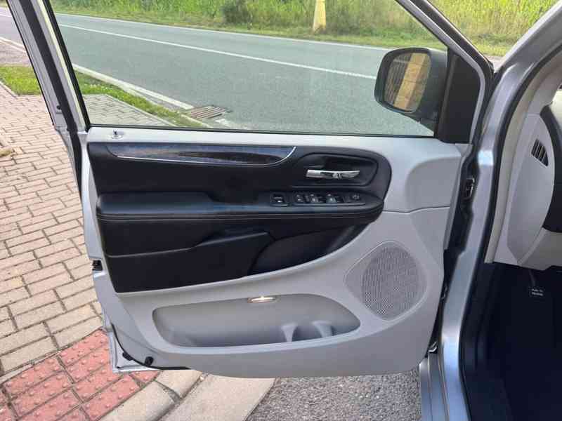 Chrysler Town Country 3,6 Penta DVD 2011 - foto 12