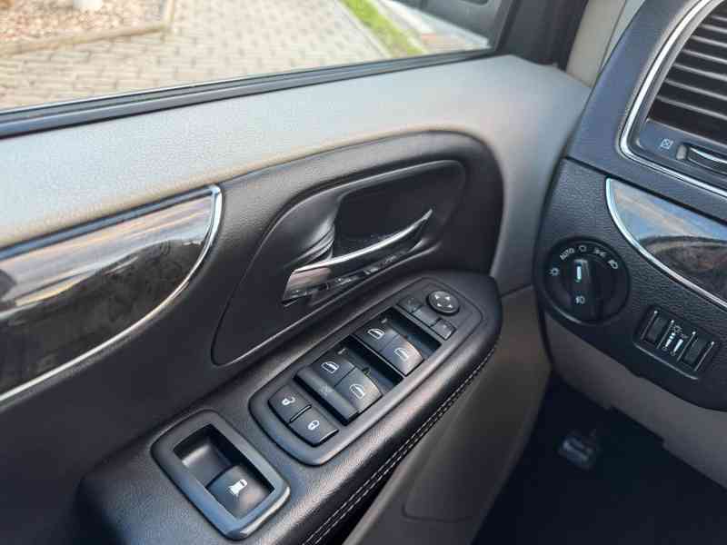 Chrysler Town Country 3,6 Penta DVD 2011 - foto 16