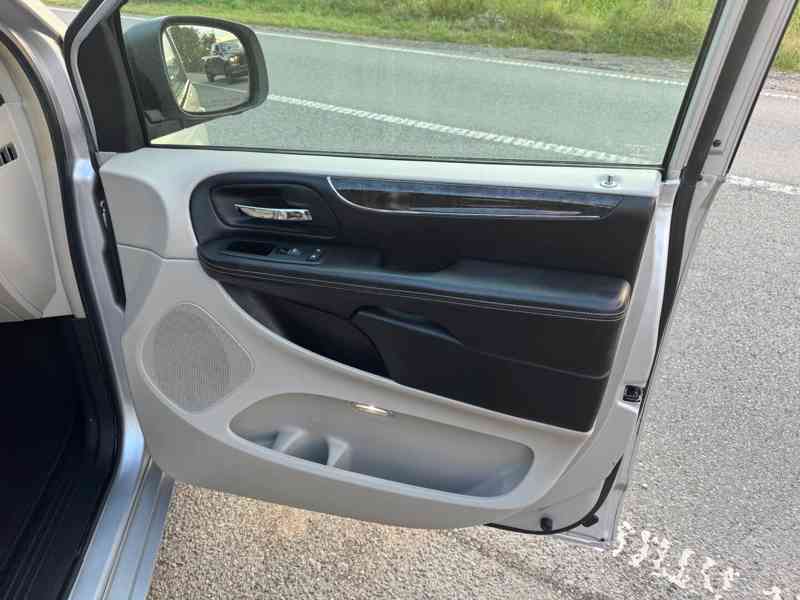 Chrysler Town Country 3,6 Penta DVD 2011 - foto 8