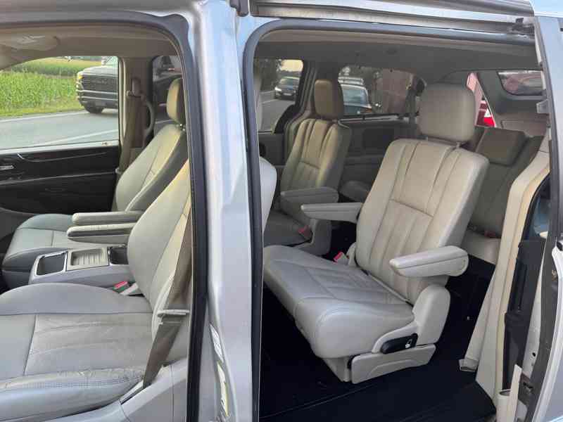 Chrysler Town Country 3,6 Penta DVD 2011 - foto 11