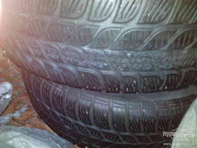 Prodám zimní pneu 4ks 195/65R15 PIRELLI - foto 1