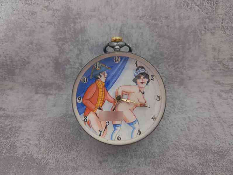 Starožitné švýcarské hodinky OMEGA ve skleněné, erotika - foto 5