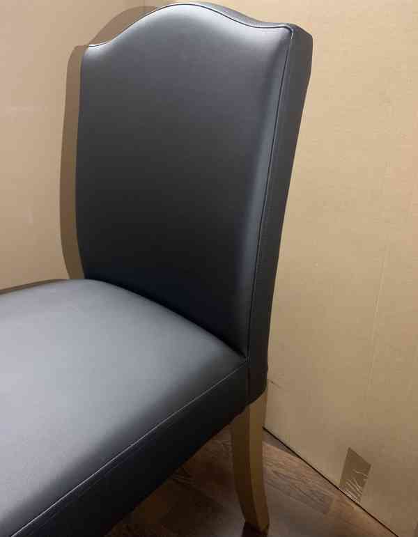 Černá kožená židle do gastro provozů - foto 3