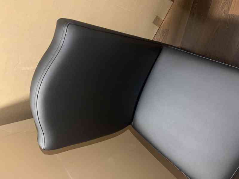 Černá kožená židle do gastro provozů - foto 2