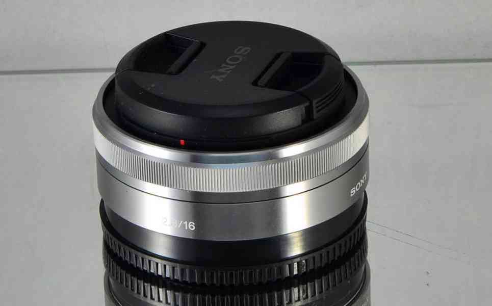 Sony E 16mm f/2,8 **APS-C  širokoúhlý, E mount - foto 7