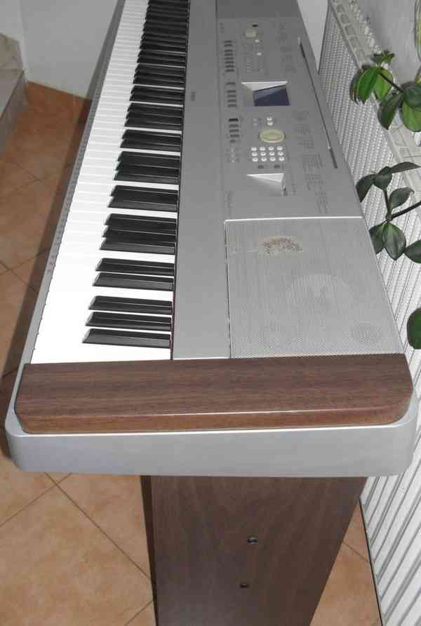 Digitální piano Yamaha Portable Grand DGX 640 - foto 4