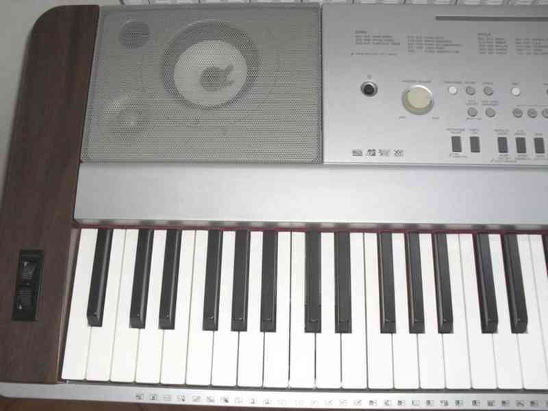 Digitální piano Yamaha Portable Grand DGX 640 - foto 5