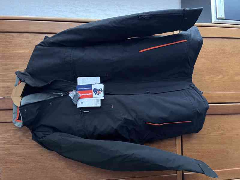 Pánská PRACOVNÍ zimní bunda zapínáním na zip kryté légou. - foto 2