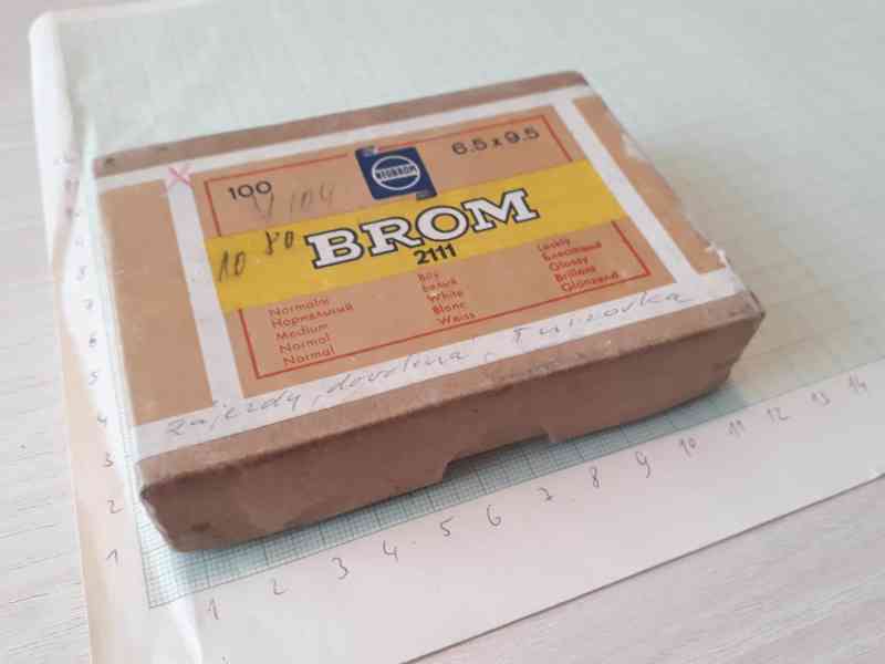 Brom 2111 - prázdná krabička od fotopapíru 