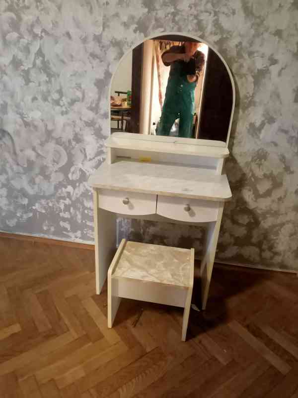 sedací souprava,stolek,lampa,taburet,komoda se zrcadlem. - foto 2