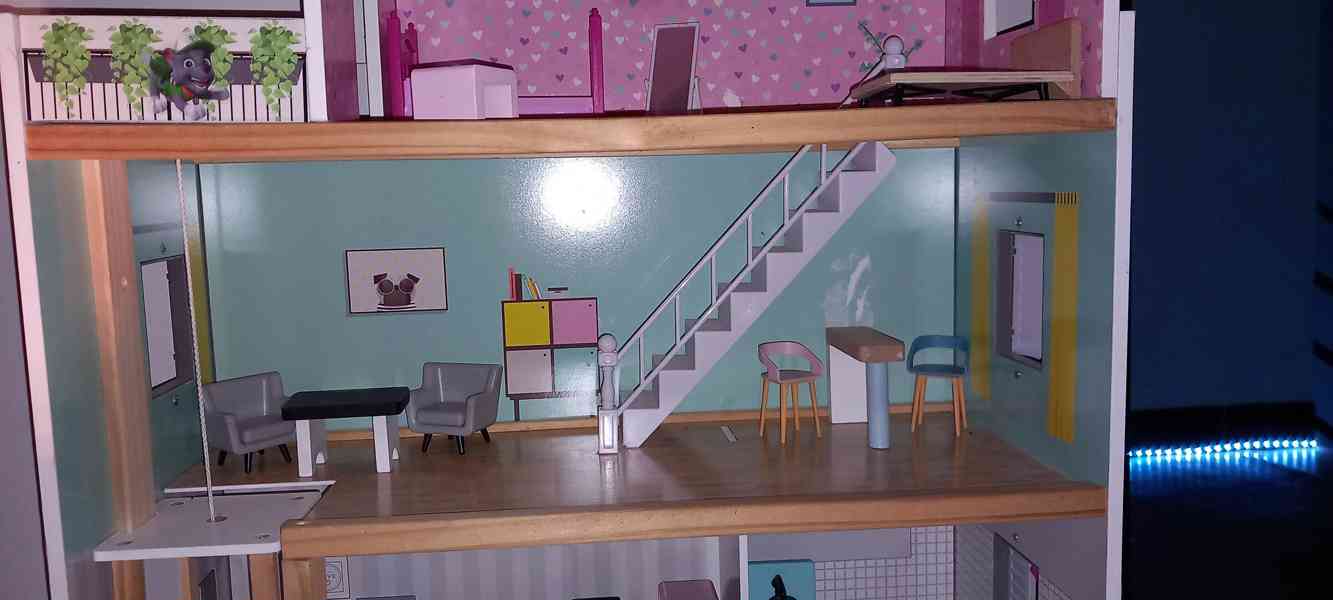 Domeček pro panenky s veškerým nábytkem  - foto 2
