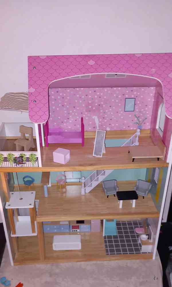 Domeček pro panenky s veškerým nábytkem  - foto 4