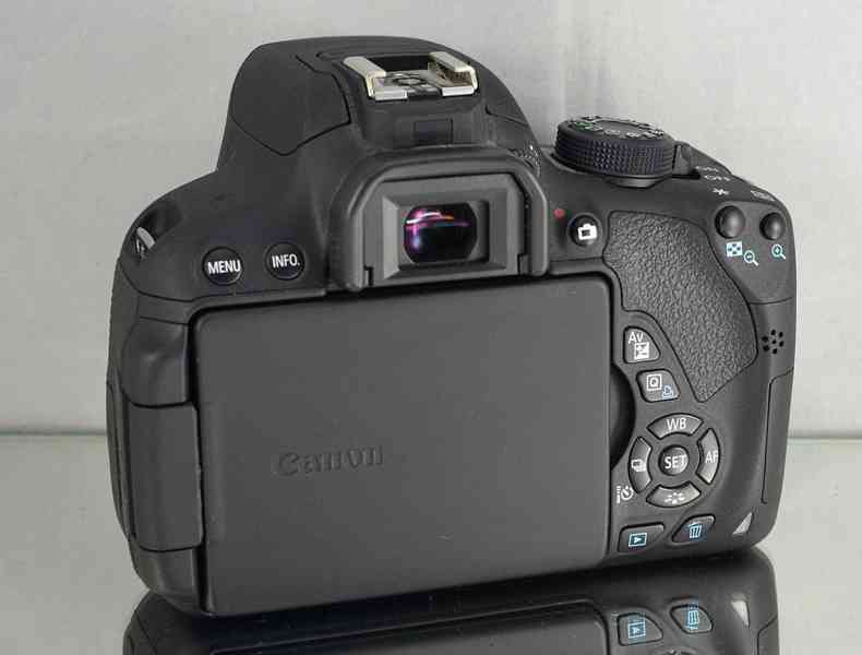Canon EOS 700D + EF-S 18-55mm IS 13 000 Exp - foto 8