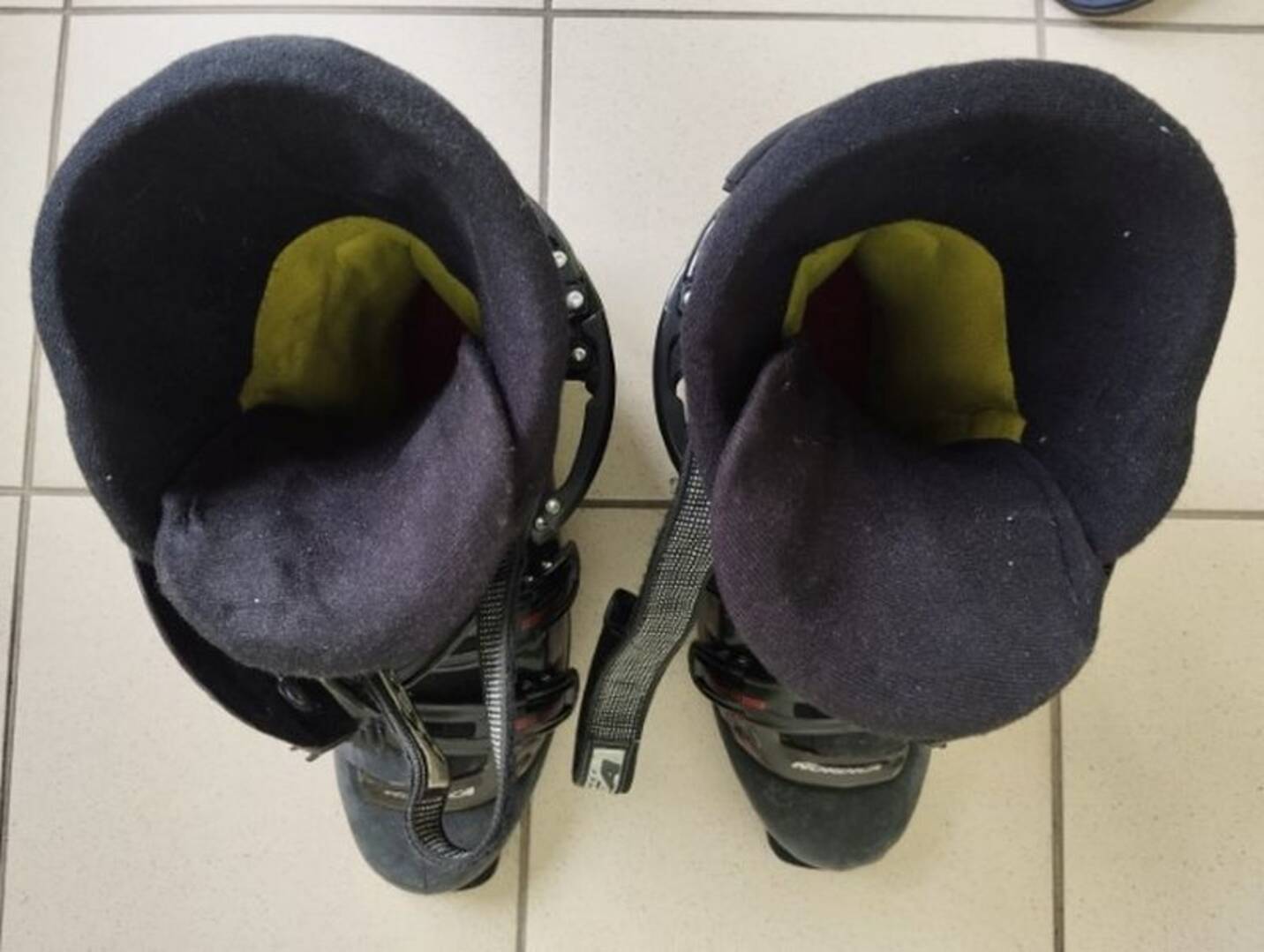 Běžky Rossignol (červené), hůlky a sjezd. boty nadměrná vel. - foto 14