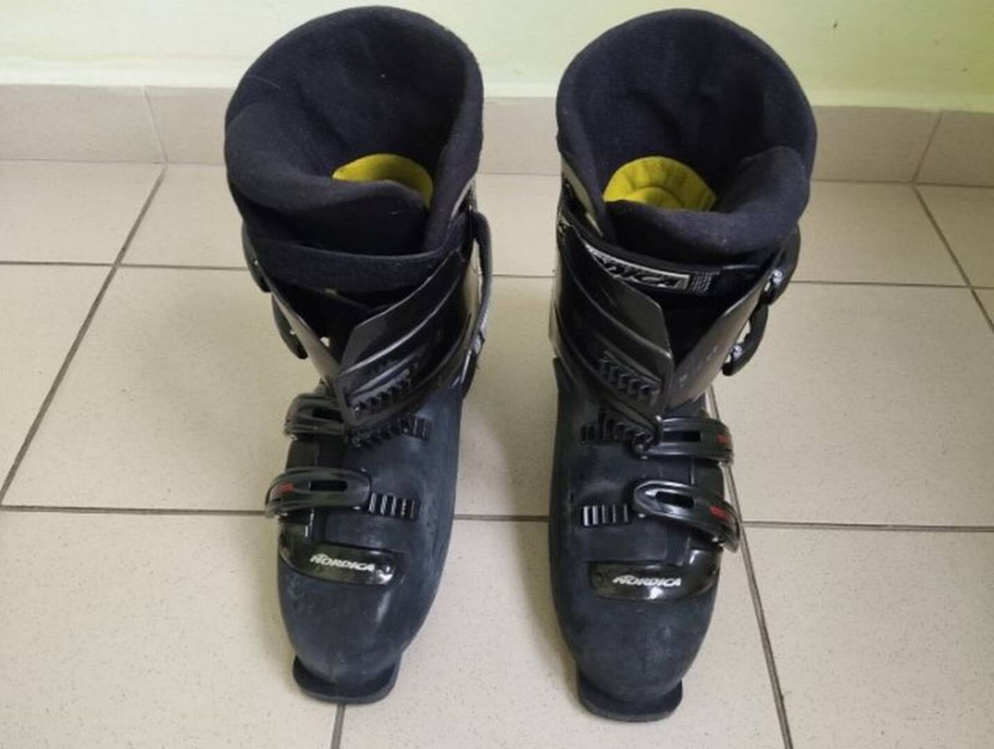 Běžky Rossignol (červené), hůlky a sjezd. boty nadměrná vel. - foto 11