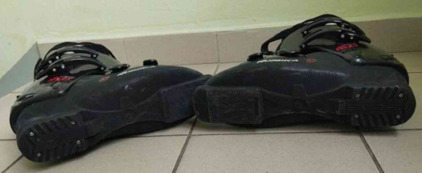 3x běžky, 2x hůlky, lyžáky vel. 46 a zimní doplňky - foto 16