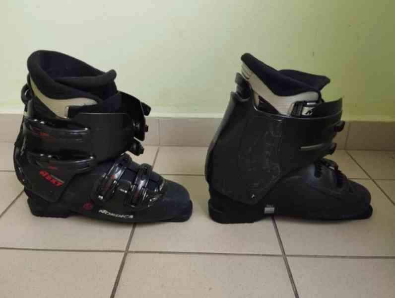 3x běžky, 2x hůlky, lyžáky vel. 46 a zimní doplňky - foto 12