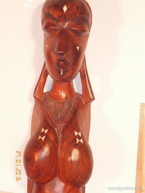 Dřevěná soška ženy.
