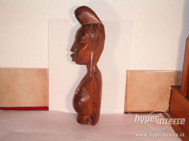 Dřevěná soška ženy. - foto 4