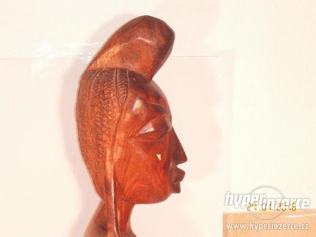 Dřevěná soška ženy. - foto 5
