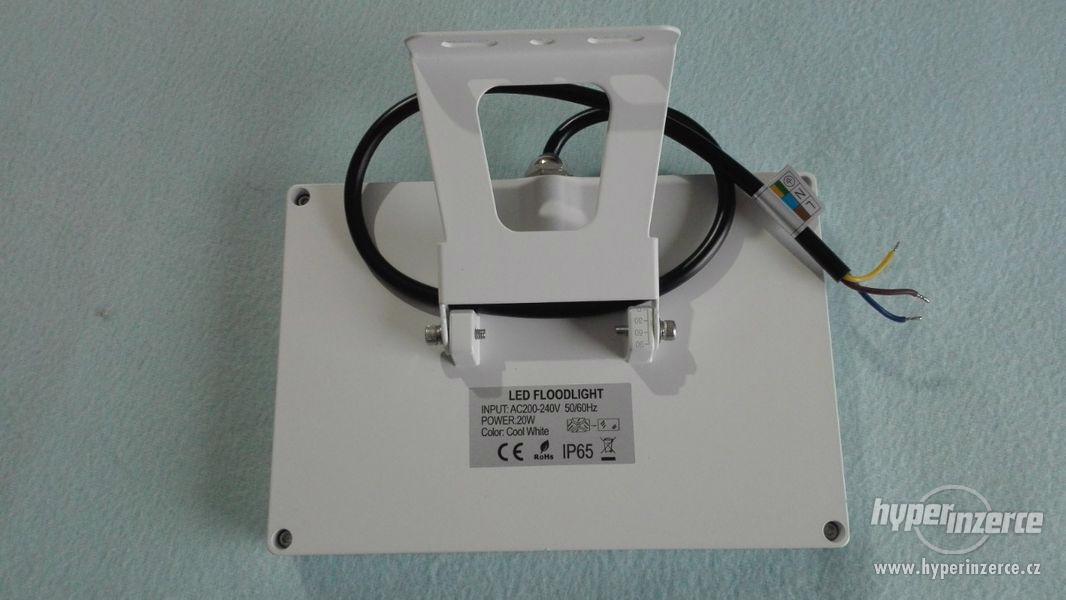 LED světlo reflektor 20W, moderní design - foto 3