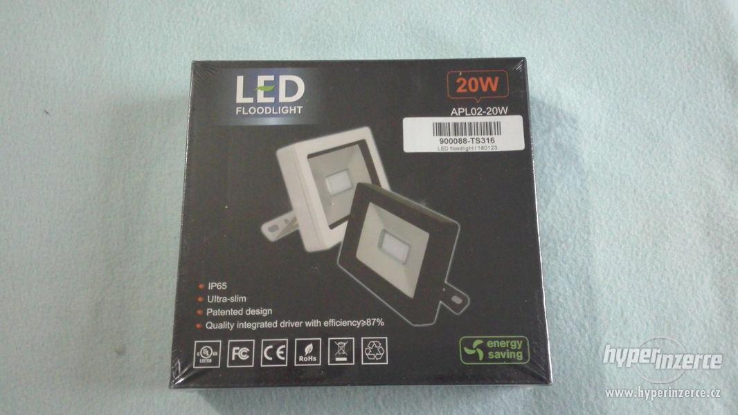 LED světlo reflektor 20W, moderní design - foto 4