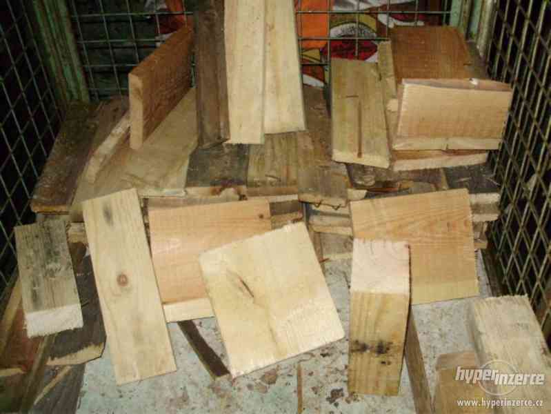 Dřevěné odřezky prkýnek, trámků, špalíky...-Žatecko - foto 1