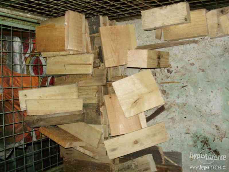 Dřevěné odřezky prkýnek, trámků, špalíky...-Žatecko - foto 2