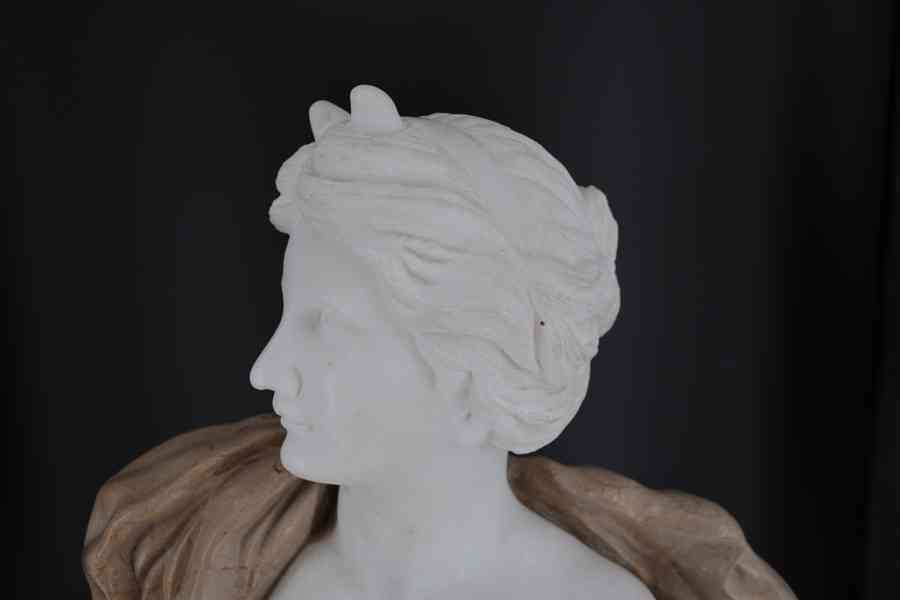 Velká mramorová busta mladé ženy - foto 2