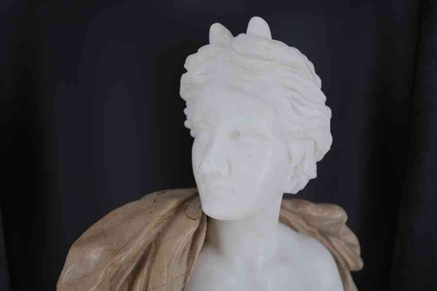 Velká mramorová busta mladé ženy - foto 3