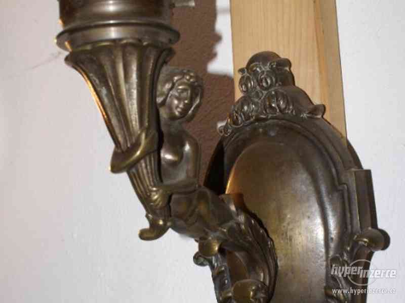 Secesní figurální nástěnná lampa - mosaz - foto 1