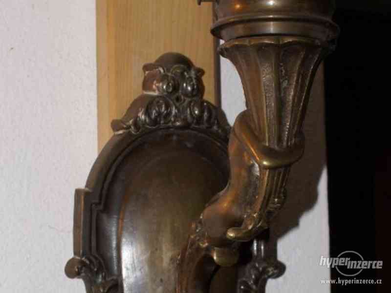Secesní figurální nástěnná lampa - mosaz - foto 2