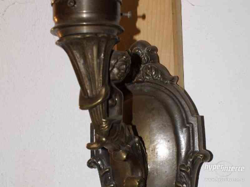Secesní figurální nástěnná lampa - mosaz - foto 3