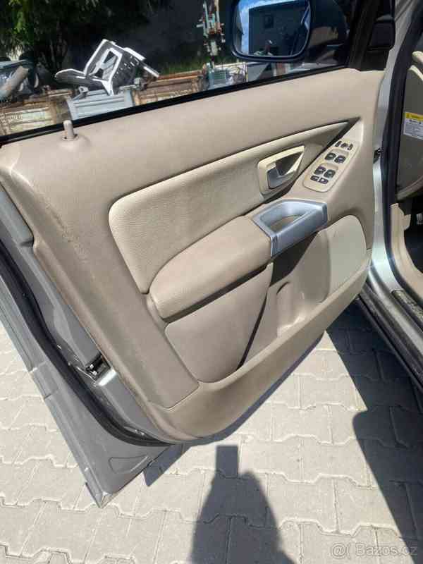 Volvo XC90 2,4 D5 AWD 120 kW 4x4 + zimní alu - foto 9