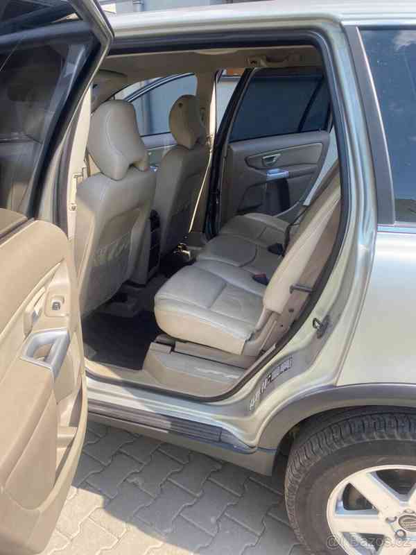 Volvo XC90 2,4 D5 AWD 120 kW 4x4 + zimní alu - foto 7