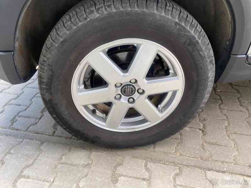 Volvo XC90 2,4 D5 AWD 120 kW 4x4 + zimní alu - foto 15