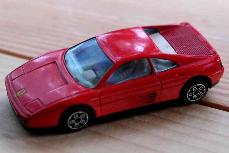modely autíček Ferrari a Mazda