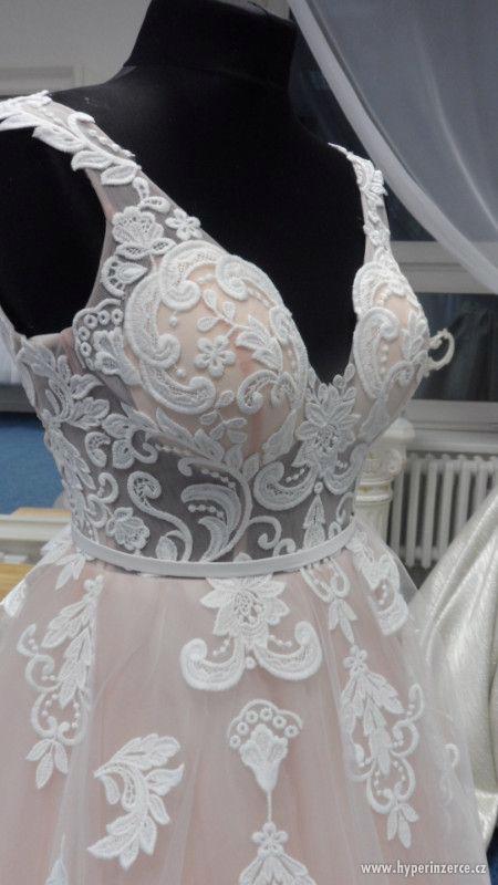 svatební šaty růžové s vlečkou. - foto 3