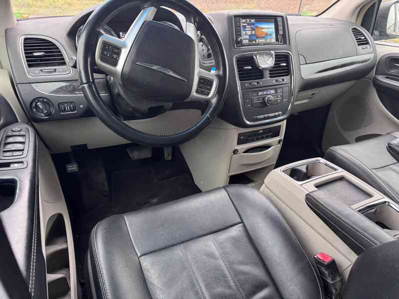 Chrysler Town Country 3,6 RT Penta DVD 2014 - foto 14
