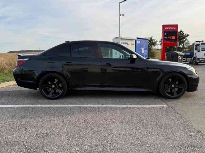 BMW Řada 5 3,0   535d E60 lci black sapphire - foto 3