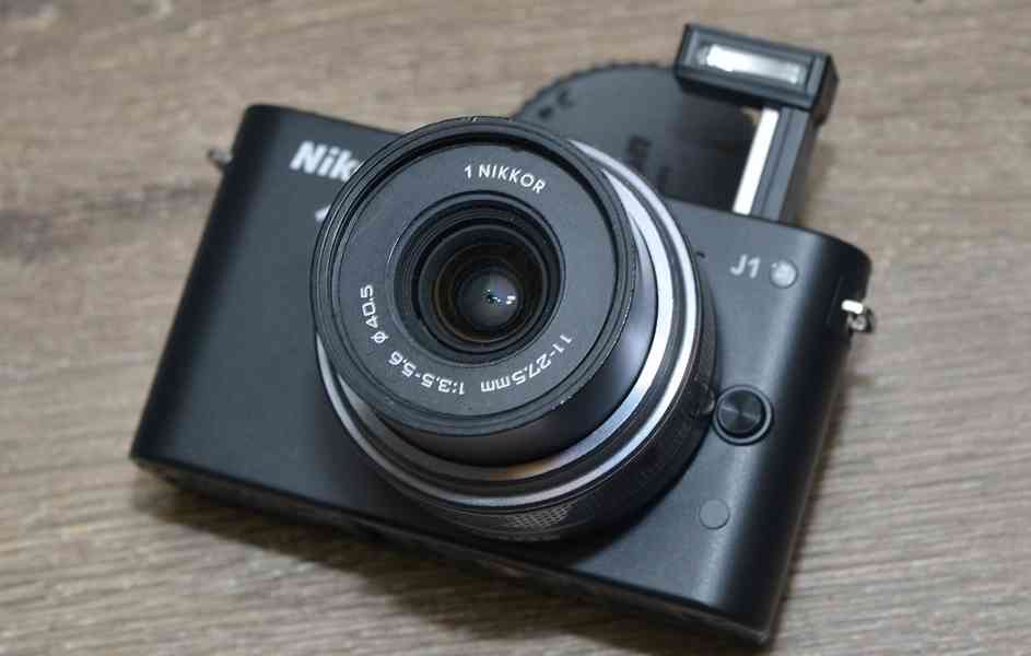 Nikon 1 J1 s objektivem NIKKOR 11-27,5mm 1000 Exp. - foto 3