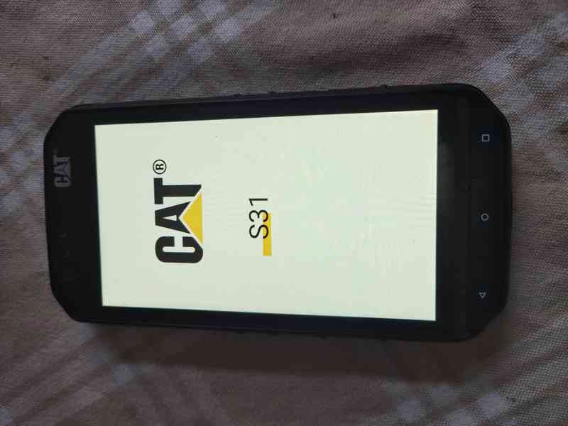 Odolný dotykový telefon CAT S31 - foto 3