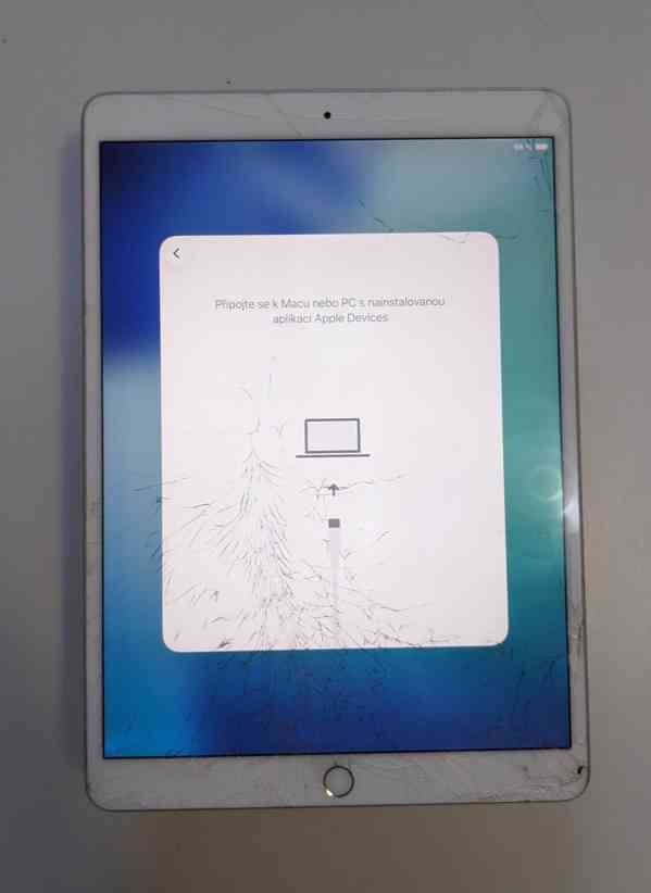 Apple iPad Air 3. generace (A2152) - naprasklý+zamčený - foto 5