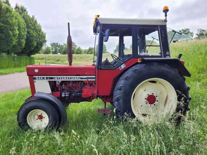 Traktor International 844s - foto 6