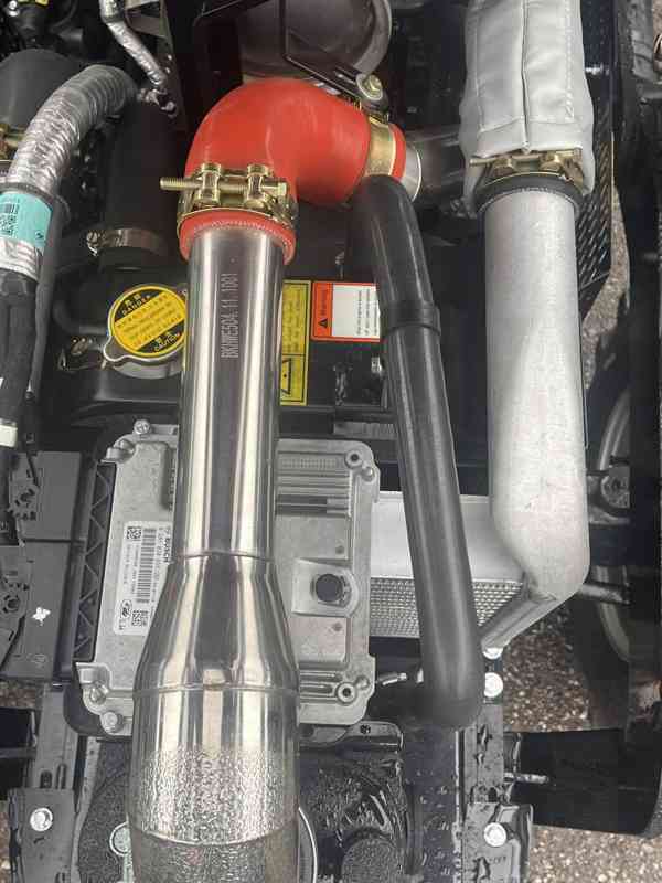 Traktor HANWO HWE 704 C, STAGE V, 4 válcový motor Víčko  - foto 2