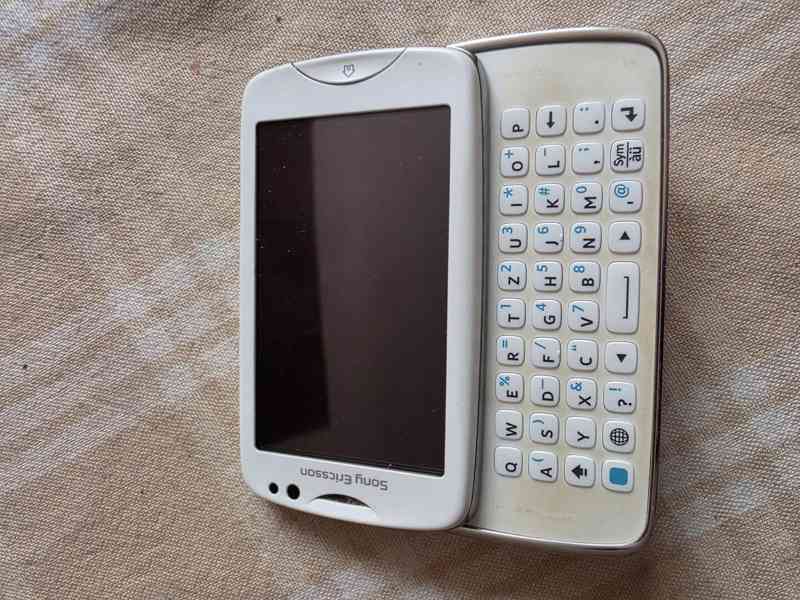 Mobilní tlačítkový telefon Sony Ericsson CK15i - foto 2