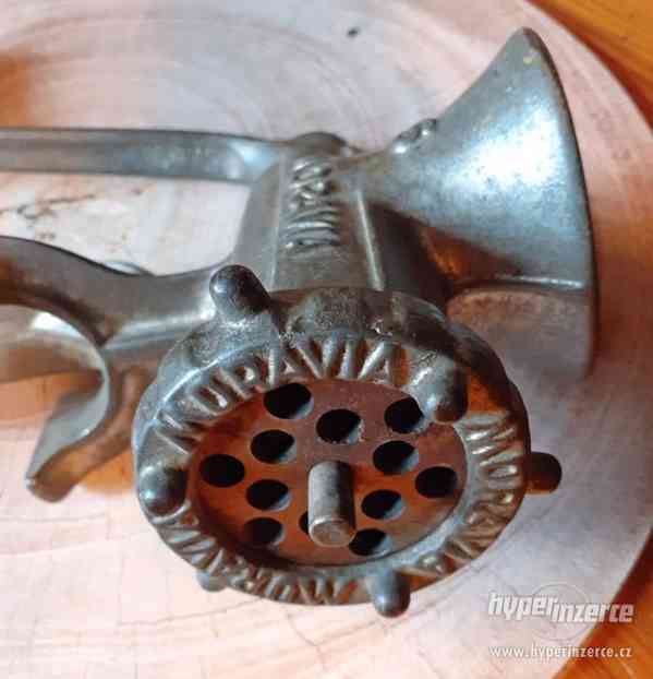 Starý kovový kuchyňský mlýnek - foto 2