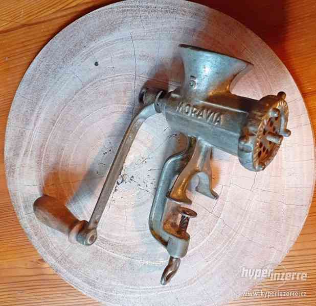 Starý kovový kuchyňský mlýnek - foto 3