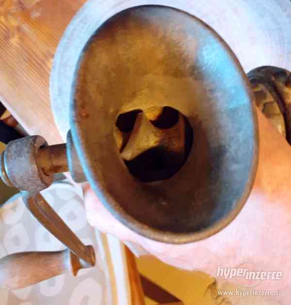 Starý kovový kuchyňský mlýnek - foto 4
