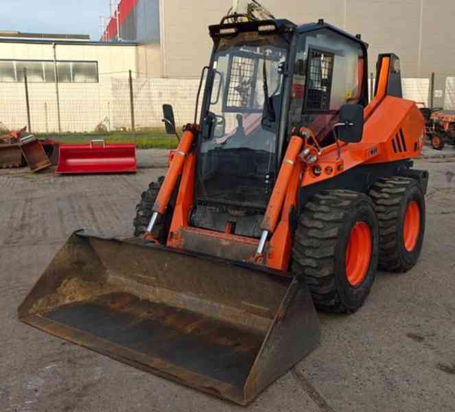 3.6t smykový nakladač Locust 1004 motor Perkins - foto 9